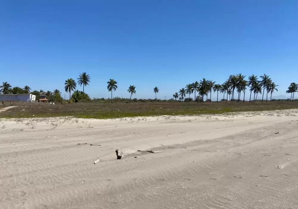 LAND ON THE ANGEL TEACAPAN BEACH