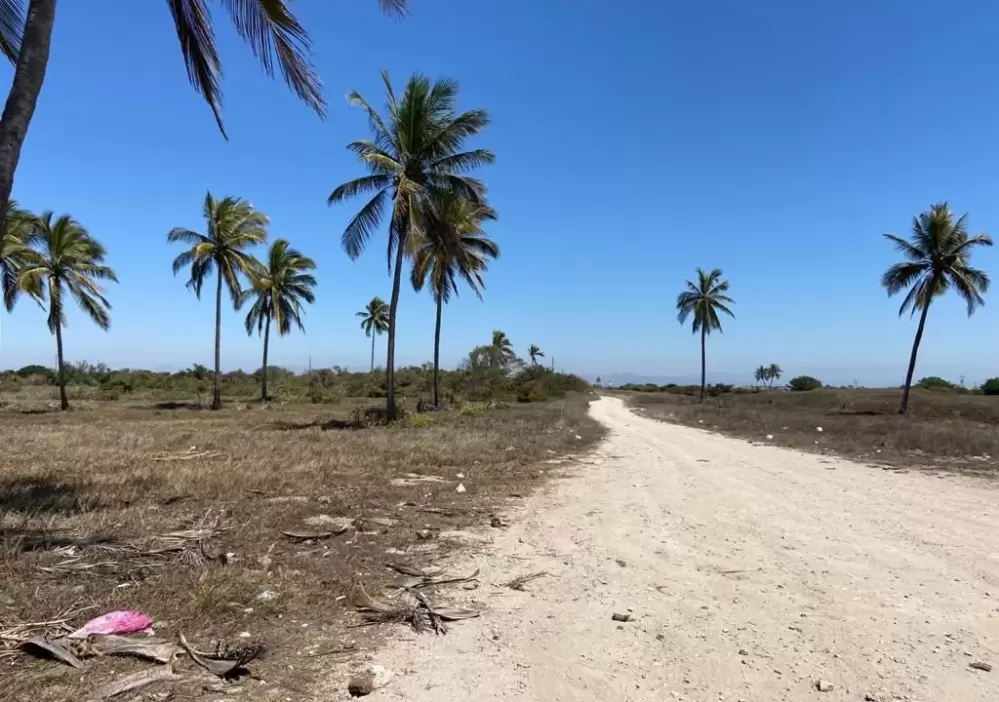 LAND ON THE ANGEL TEACAPAN BEACH