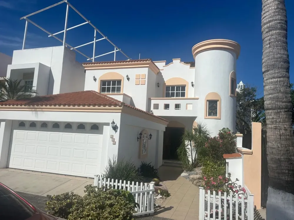 HOUSE IN RESORT CERRITOS